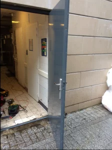 Bloc porte gris ouvert