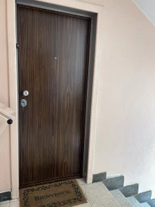 Porte blindee avec corniere et tole