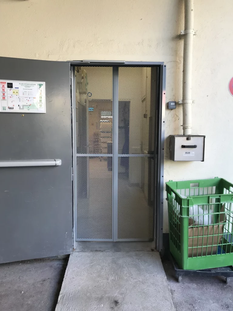 Porte métallique grillagee pour aeration exterieur
