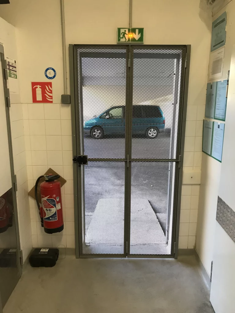 Porte métallique grillagee pour aeration intérieur