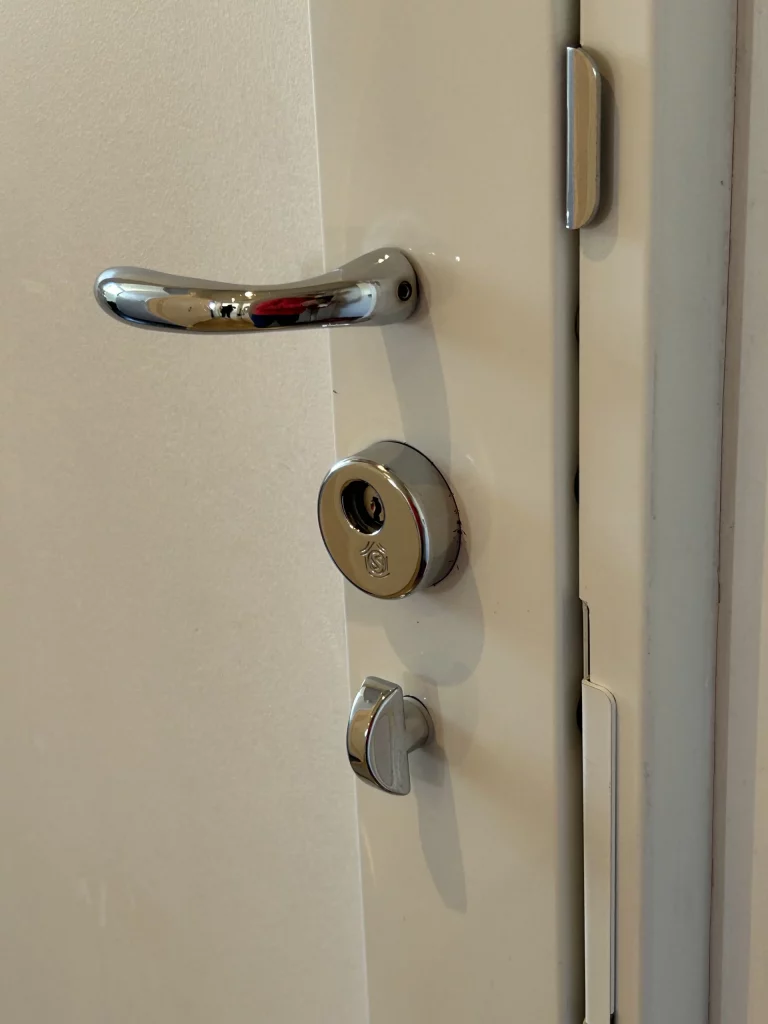 Serrure carénée blanche et chrome